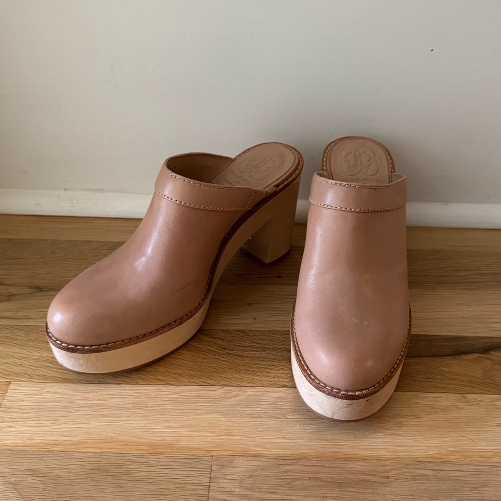 Elegant Tan Leather Clogs
